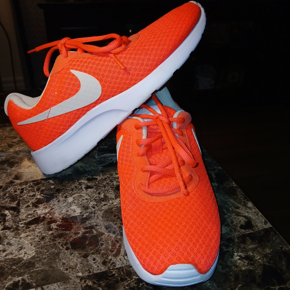 NIKE WOMENS TANJUN RUNNING SHOE SIZE 7.5